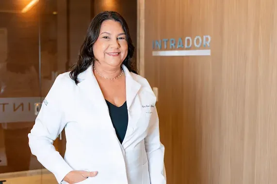 Dra. Ana Claudia Soares Espindola - Médica da Clínica Intrador