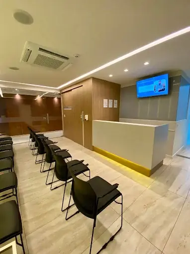 Recepção acolhedora e moderna da Clínica Intrador - North Zone Unit