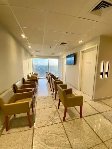 Recepção acolhedora e moderna da Clínica Intrador - South Zone Unit